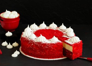 Cheesecake kırmızı kadife. Seçici odak.