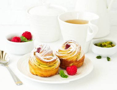 puf böreği ile antep fıstığı ve ahududu.