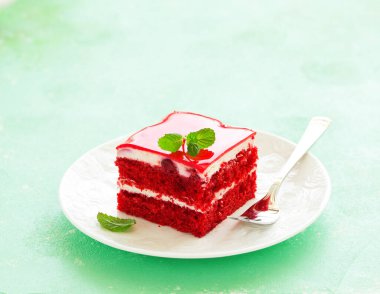 lezzetli kırmızı kadife kek bir plaka üzerinde bir parça.