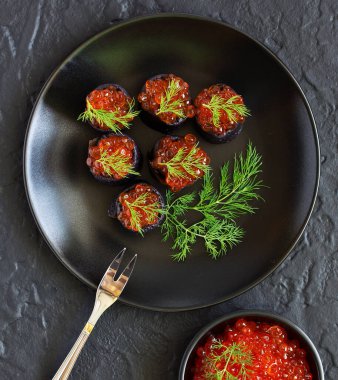 Mürekkep balığı mürekkebi kırmızı havyar ile krep. Rus mutfak.