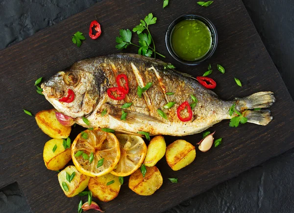 Dorado Assado Com Legumes Molho Verde Vista Cima — Fotografia de Stock