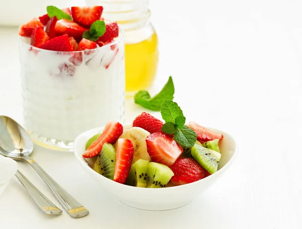 Summer Salad Strawberries Kiwi Banana — Stock Photo, Image