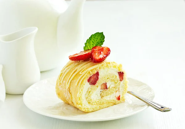 Een Stuk Van Biscuit Roll Met Crème Aardbeien — Stockfoto