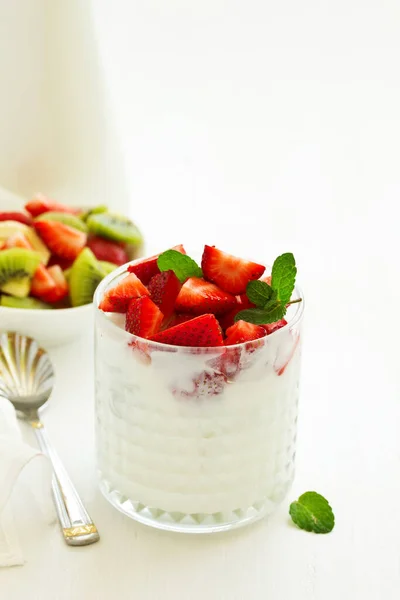 Yogur Con Fresas Desayuno Dietético —  Fotos de Stock