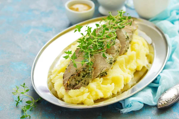 Gebackenes Schweinefilet Kräutern Mit Kartoffelpüree Und Garnitur — Stockfoto