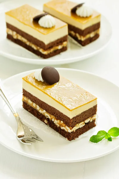 Schokoladenkuchen Mit Karamell Und Nüssen — Stockfoto