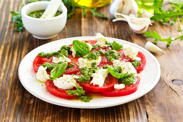 Delicious Salad Tomato Mozzarella Pesto — Stock Photo, Image