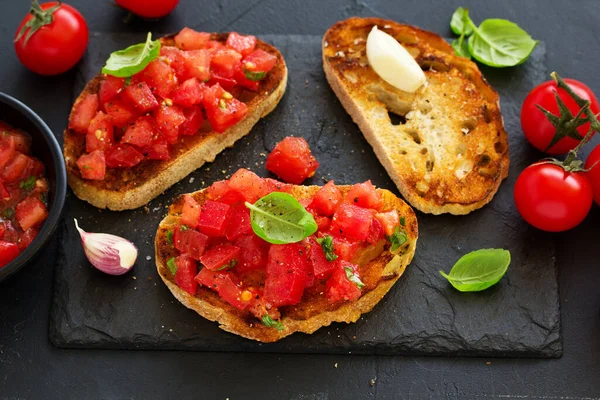 Bruschetta Com Tomate Manjericão — Fotografia de Stock