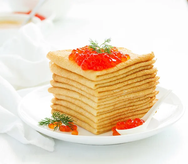 Hög Pannkakor Rysk Stil Med Röd Kaviar — Stockfoto