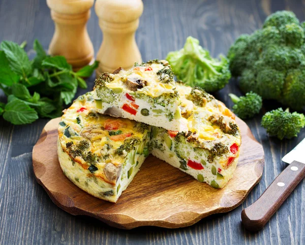 Torta Legumes Dietéticos Com Brócolis Abobrinha Ervilhas Pimenta Com Queijo — Fotografia de Stock