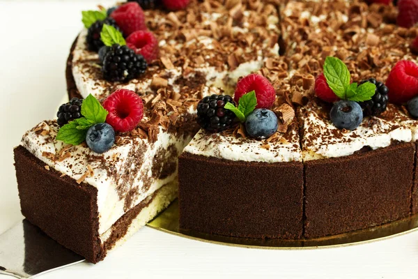 Шоколадный Торт Свежими Ягодами — стоковое фото