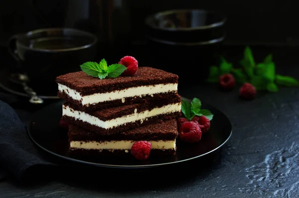 Delicado Pastel Cremoso Chocolate Con Frambuesas — Foto de Stock