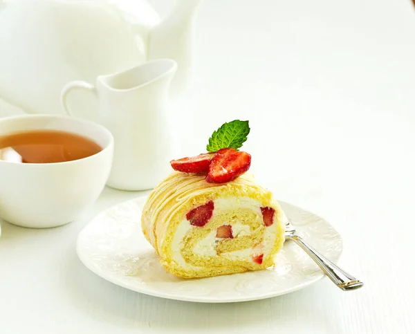 Pedazo Rollo Galletas Con Crema Fresa — Foto de Stock