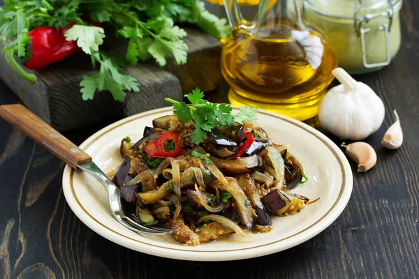 Salat Aus Gebratenen Auberginen Mit Zwiebeln Und Knoblauch Georgische Küche — Stockfoto