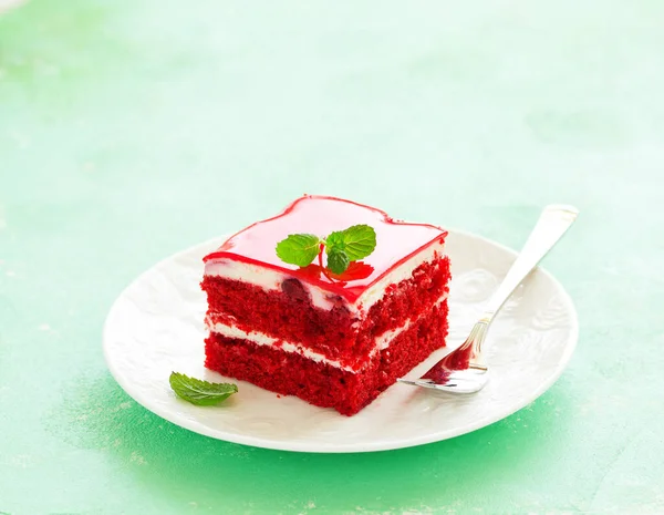 Кусочек Вкусного Красного Бархатного Торта Тарелке — стоковое фото