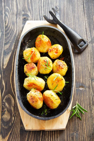 Gebackene Kartoffeln Mit Rosmarin — Stockfoto