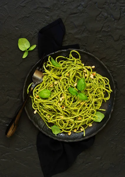 Spaghetti Met Pesto Van Rucola Met Pijnboompitten Rechtenvrije Stockfoto's