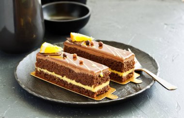 Çikolata-turuncu mousse kek.