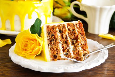 Sarı güller ve jölelerle süslenmiş ev yapımı havuçlu kek..