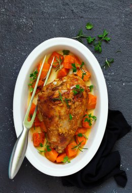 Fırında hindi butlu balkabağı. Yukarıdan görünüm.