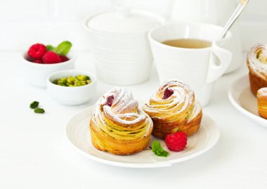 puf böreği ile antep fıstığı ve ahududu.