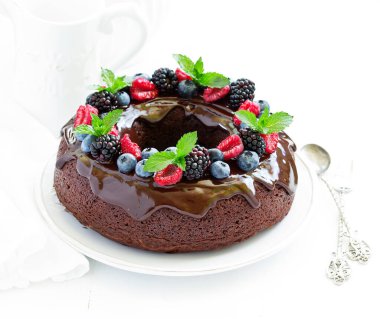 Sır ve taze çilek ile çikolatalı kek
