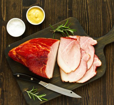 Ev yapımı füme jambon, dilimlenmiş. Yukarıdan görüntüleyin. Koyu arka plan.