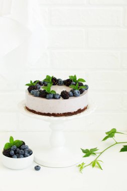 Böğürtlenli ve böğürtlenli, fırınlanmamış peynirli kek..