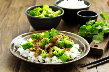 Brokoli ve pirinç ile sığır eti. Asya mutfağı.