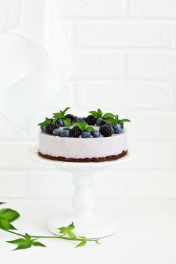 Böğürtlenli ve böğürtlenli, fırınlanmamış peynirli kek..