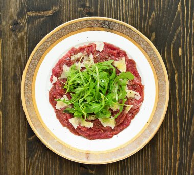 Roket salatası ve parmesan peynirli Carpaccio eti..