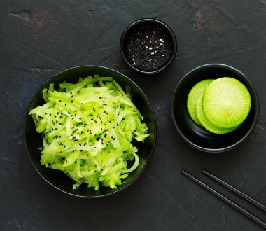 Susam ile yeşil turp salatası