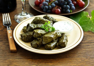 et ve pilav ile doldurulmuş dolma üzüm yaprakları.