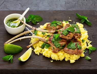 Kuzu pirzolası nane-sarımsak sosu ve kuskus ile kemik üzerinde.