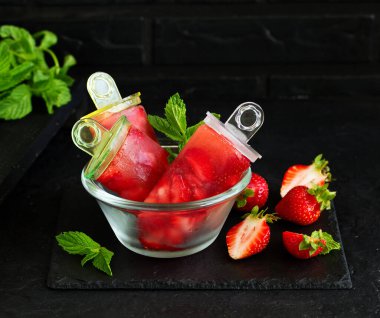 Çilekten ev yapımı dondurma. Seçici odak.