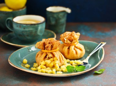 Rus krep elma ve karamel ile doldurulmuş.