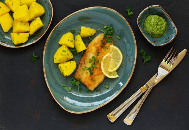 Kızarmış parça balık haşlanmış genç patates ile.