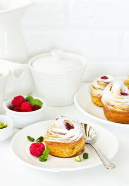 puf böreği ile antep fıstığı ve ahududu.