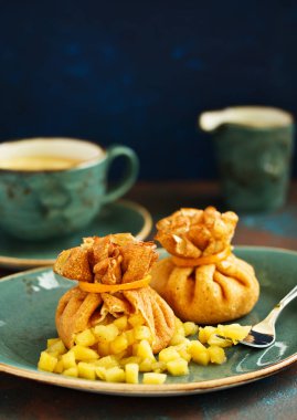 Rus krep elma ve karamel ile doldurulmuş.