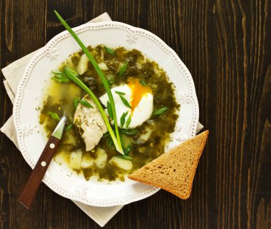 Tavuk ve haşlanmış yumurta ile kuzukulağı çorbası.