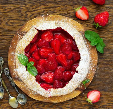 Ev yapımı çilekli pasta Galette'ye