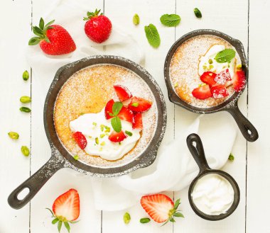 badem pasta krema ve çilek ile. Yukarıdan görüntülemek.