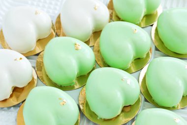 Modern kremalı pasta. Fransız mutfağı..