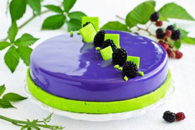 Lezzetli böğürtlen ve çikolatalı kek aynanın içinde.