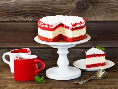 Cheesecake kırmızı kadife. Seçici odak.