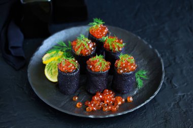 Mürekkep balığı mürekkebi kırmızı havyar ile krep. Rus mutfak.