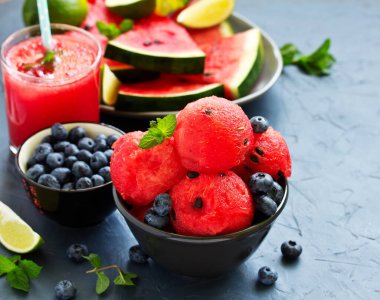 Karpuz. Meyve salatası. Taze ve olgun karpuz ve naneli kavun..