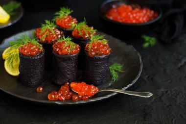 Mürekkep balığı mürekkebi kırmızı havyar ile krep. Rus mutfak.