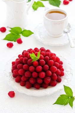 Çikolatalı ahududulu kremalı pasta 