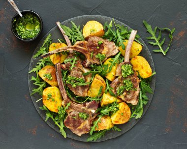 Pirzola kuzu kemik, fırında patates ve pesto sos ile.